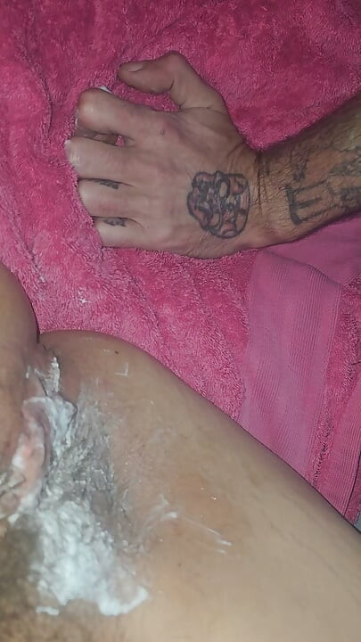 Afeitado del coño grande y peludo de Sexywifedd