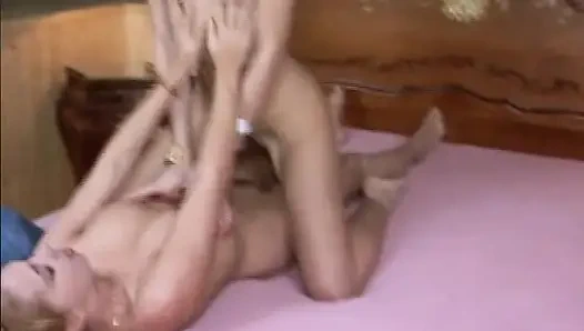 Aksi hot lesbian jerman yang saling jilat satu sama lain