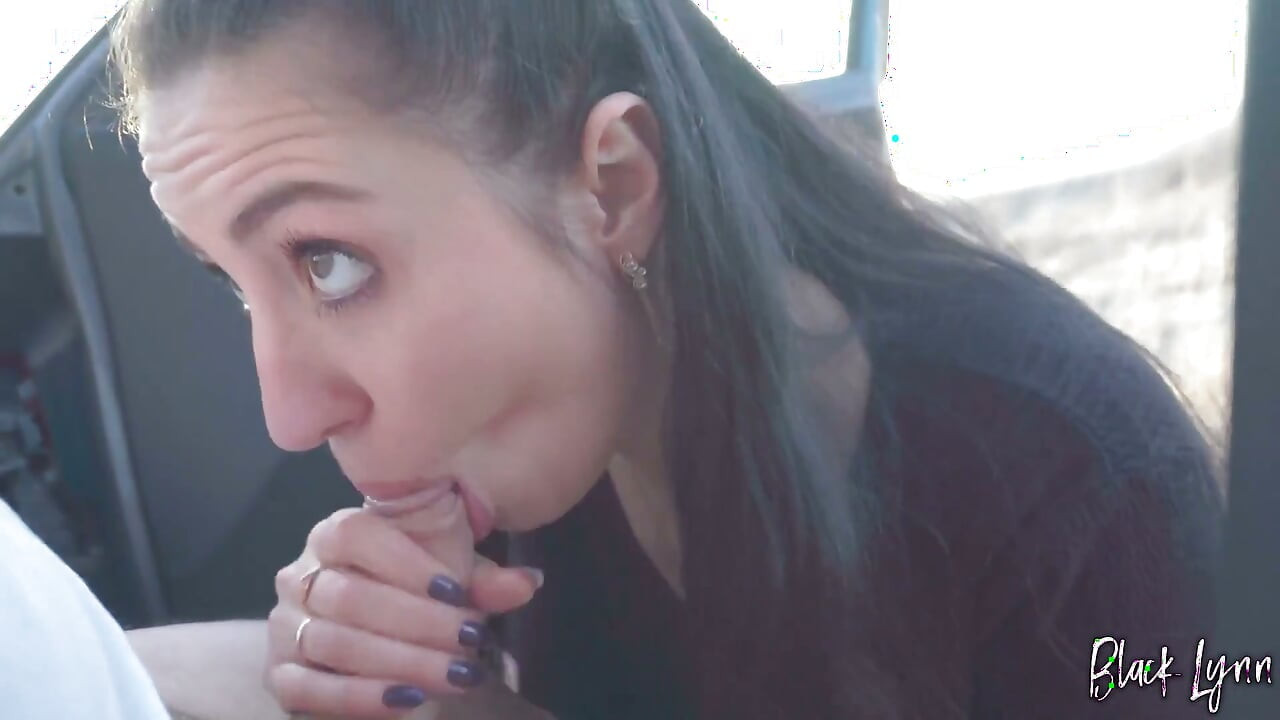 Al aire libre, mamada en el coche / tragando leche