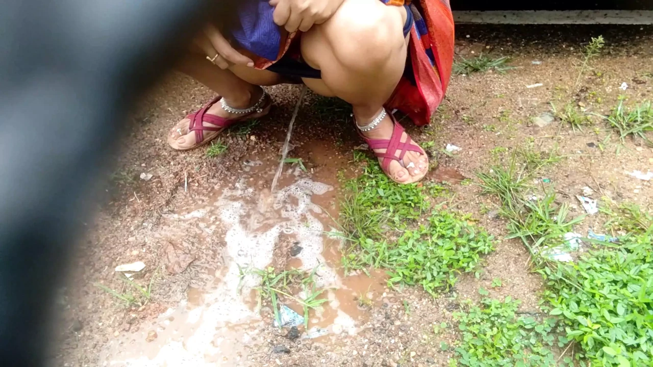 Lady Ko Car Ke Door Khol K Ghodi bana kar Choda or Moot Nikala