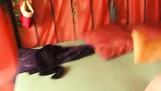 Si rambut cokelat toket kecil mengobel dan menggosok memeknya