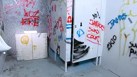 Geile blondine mit dickem arsch wird von BBC-typen im badezimmer gefickt