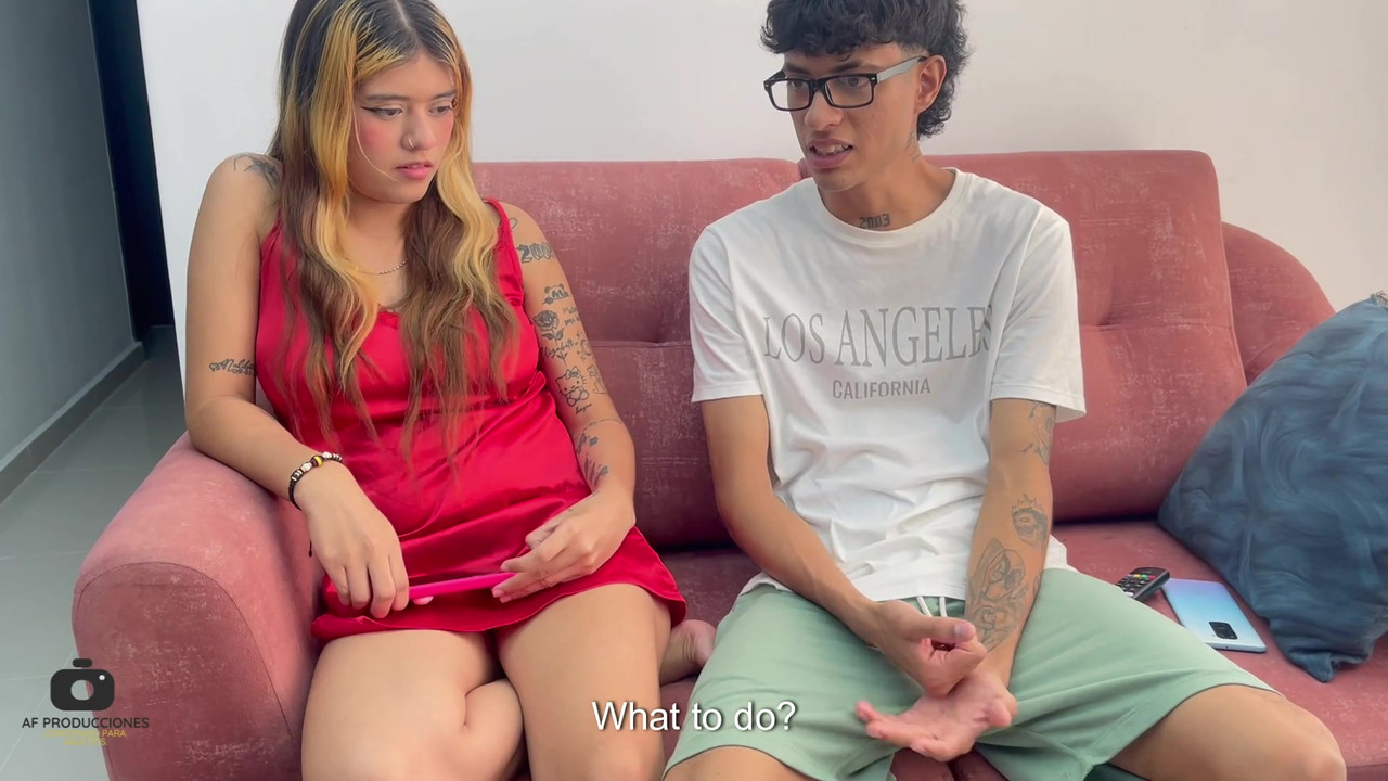 我让我的小继兄处女欲火中烧，操我并射在我的阴户里。