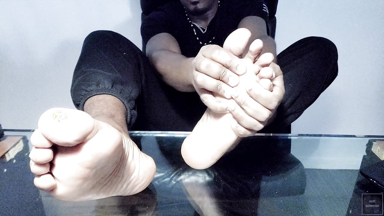 I Expose My Bright Male Soles (2025)