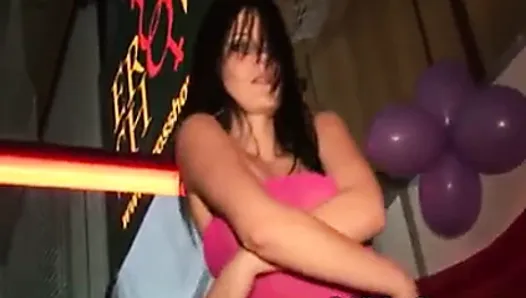 Stripper se baja y complace a un chico