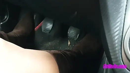 Cewek kenyal mengemudikan punto merahnya dengan sepatu bot hak tinggi