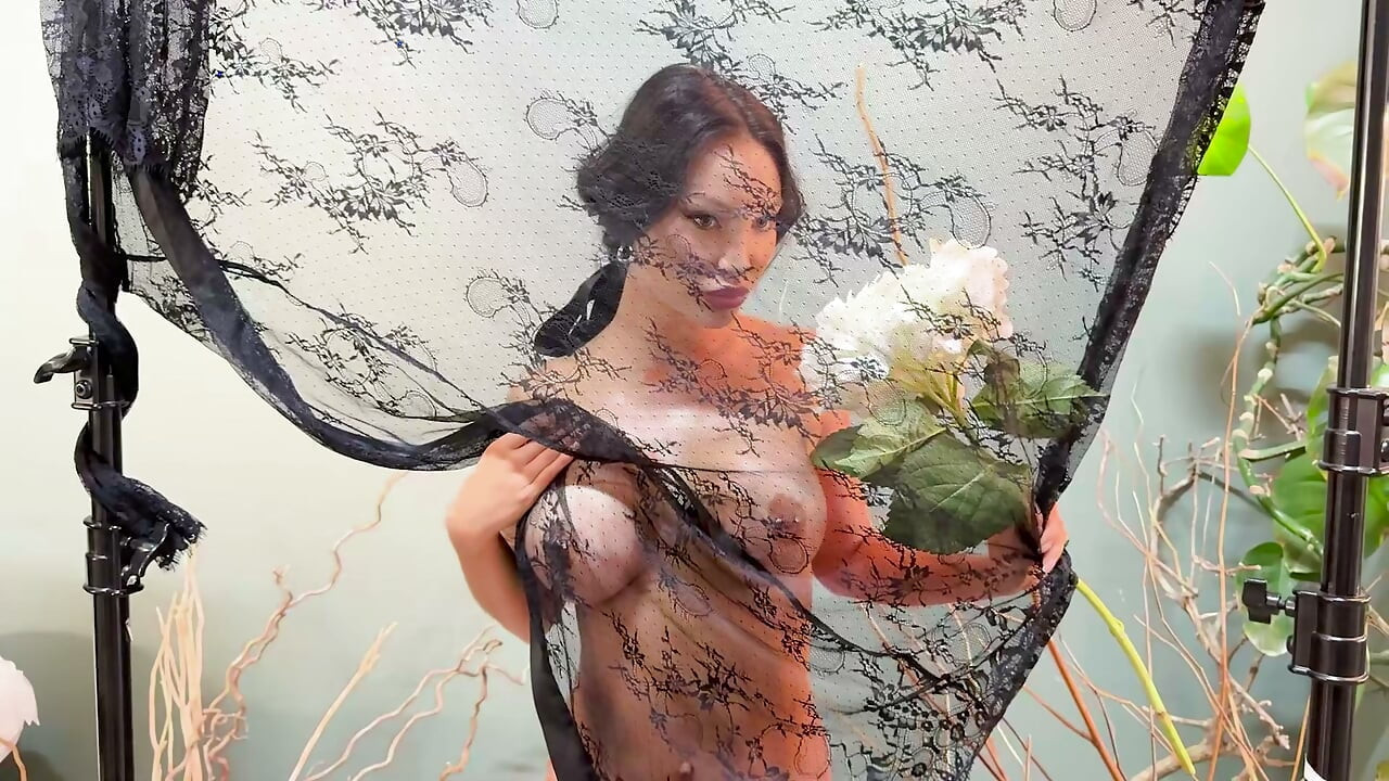 Hubad si Monika Fox na may mga bulaklak sa likod ng belo!