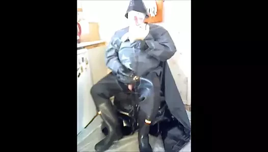 Lastik işeyen sapık.