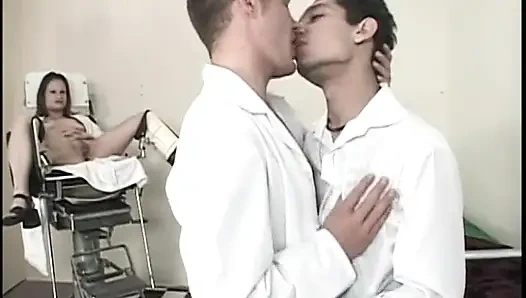 İki biseksüel erkek hemşire doktorda genç bir kızla yaramazlık yapıyor