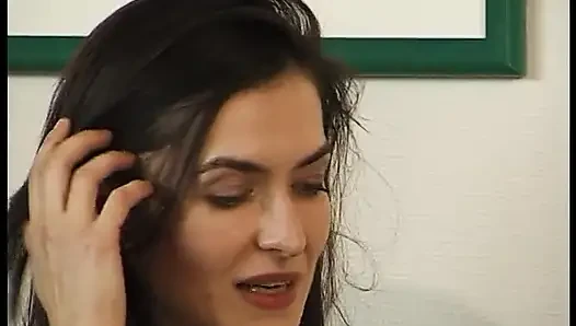 Güzel esmer kıyafetlerini çıkarıyor ve küçük göğüslerini gösteriyor