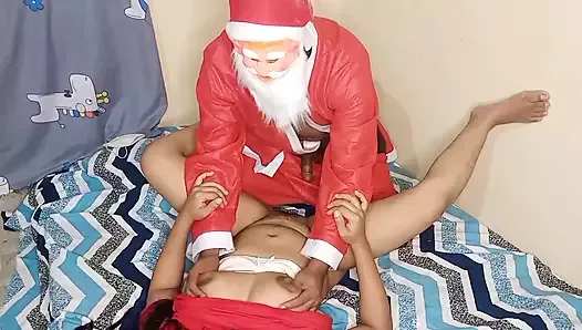 印度继父在圣诞节晚上给他热辣性感的继女一个惊喜，圣诞快乐圣诞老人性爱