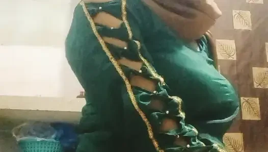 Green suit main sexy dikhti hui urvashi rani