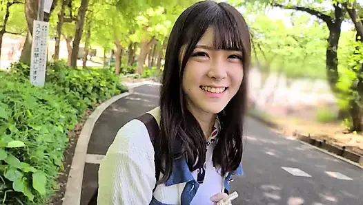 Bagian 1: cewek cantik yang baru dipilih terbangun dengan ciuman perancis yang intens!