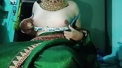 印度同性恋变装者gaurisissy穿着绿色纱丽服狠狠地按压他的胸部