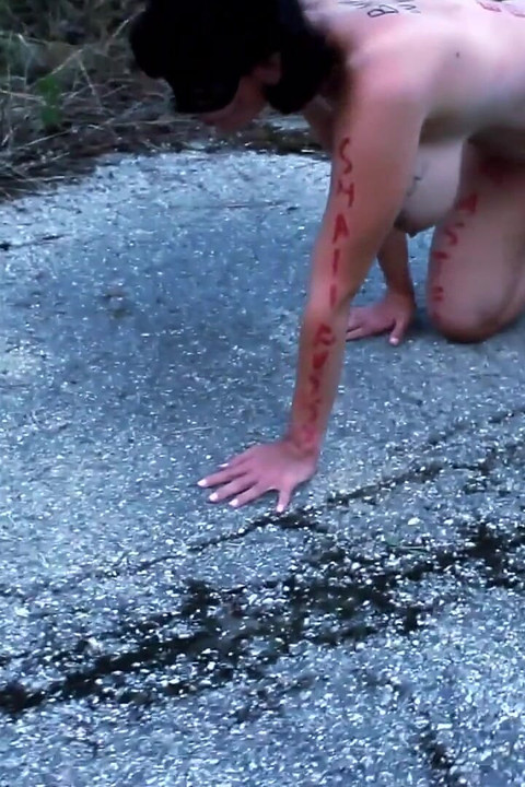 ทาส Tih นอกบ้านเพื่อความบันเทิงให้คนแปลกหน้า