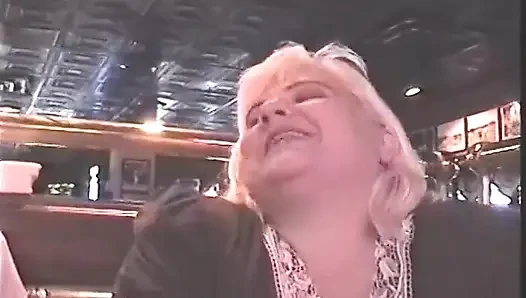 Blonde MILF lutscht dicken schwanz und reitet dann hart
