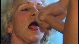 De oude stiefmoeder van Cray wordt hard geneukt met een grote pik die sperma neemt
