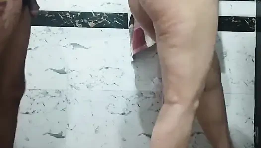 Priya si kakak ipar india lagi pamer pantat bahenolnya