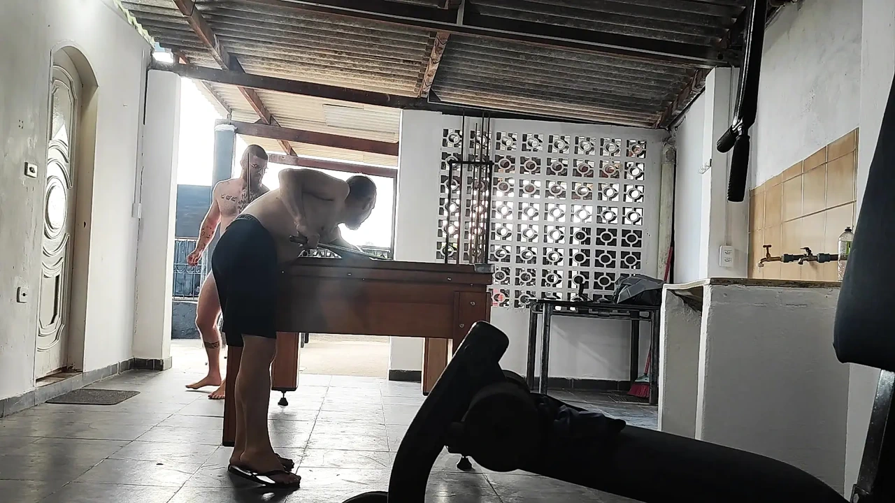 相机拍摄直奔球员在台球和裸体