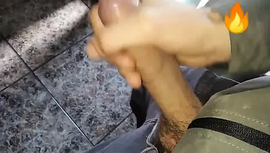 Sulu büyük şişman yarak heteroseksüel arkadaşımın evinde tükürüyor ve mastürbasyon yapıyor (büyük boşalma)!