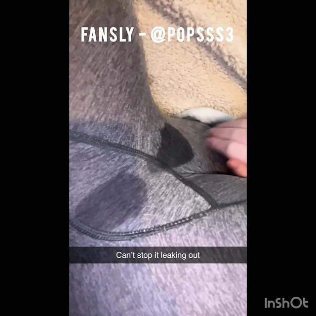 Masturbating with a full bladder and peeing my leggings