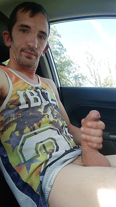 Um jovem goza com o pau grande dentro do carro
