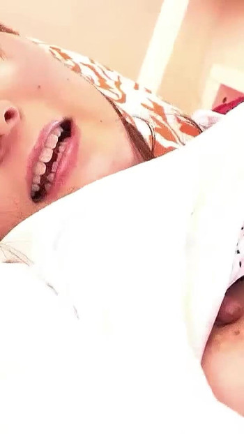 Detik luar biasa dari "Adik tiri Jepun kecil molek ditangkap melancap dan bercakap untuk memberikan blowjob pertamanya"