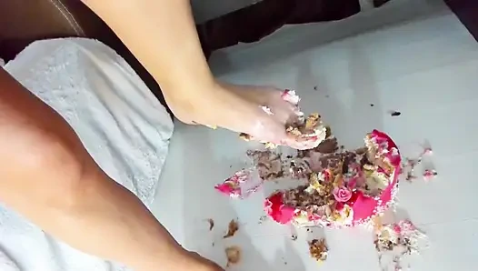 Cewek sange dengan stoking seksi ini lagi asik jilat kaki sambil bugil!