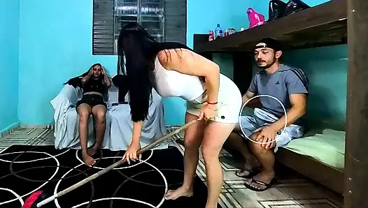 Aku digodain sama teman istriku dengan rok mininya, bikin aku sange di dekat istriku