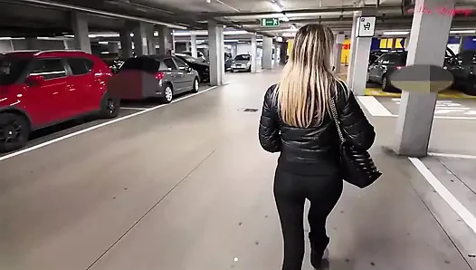 Küstah üvey oğlun, üvey annesiyle dalga geçmesi için mükemmel fırsat ve ondan istediği her şeyi almak için