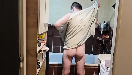 Sevimli adam güne taze başlamak için hızlı bir duş alıyor