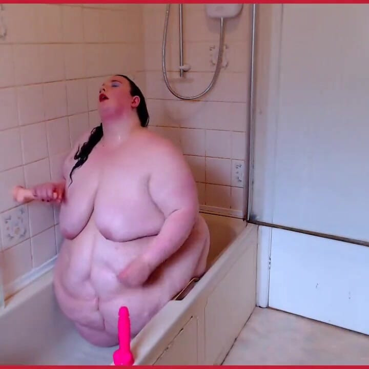 SSBBW Lady Brads vui vẻ trong bồn tắm với cu giả