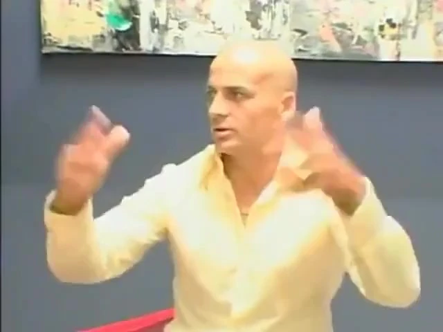 Deri güzel kız soyunuyor ve yerde iyi sikiliyor