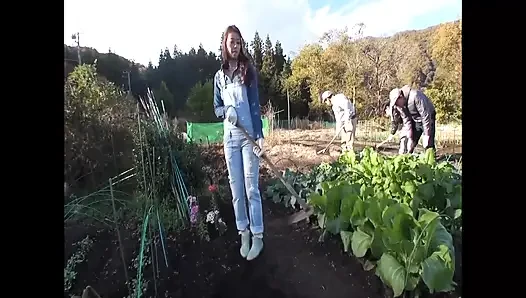 Azgın Asyalı Hatunla açık Havada Vahşi Grup Seks Dölleme
