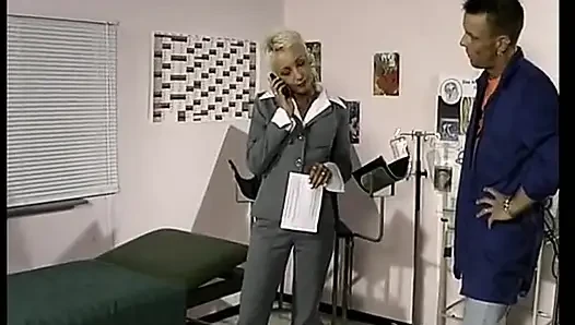 Blonde MILf aus deutschland ist hier, um von zwei typen gefickt zu werden