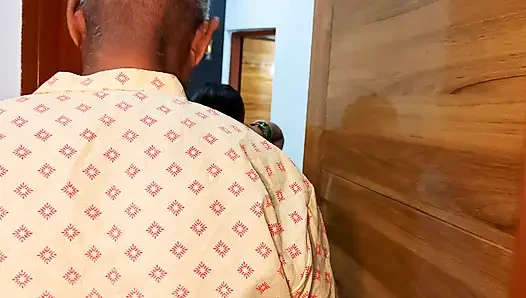Hintli yaşlı üvey baba gelini ile sert seks yapıyor