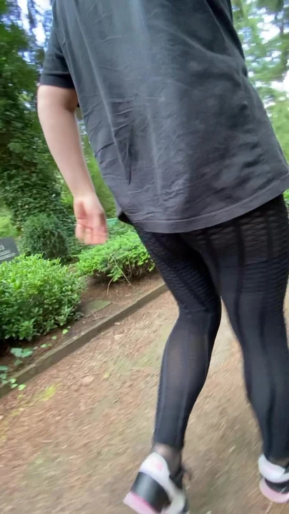 穿着新最喜欢的紧身裤散步