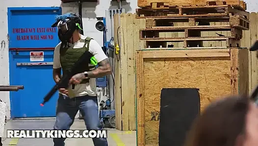 REALITY KINGS - selina bentz zeigt ihre titten für aufmerksamkeit und wird am ende von einem muskulösen angestellten gefickt