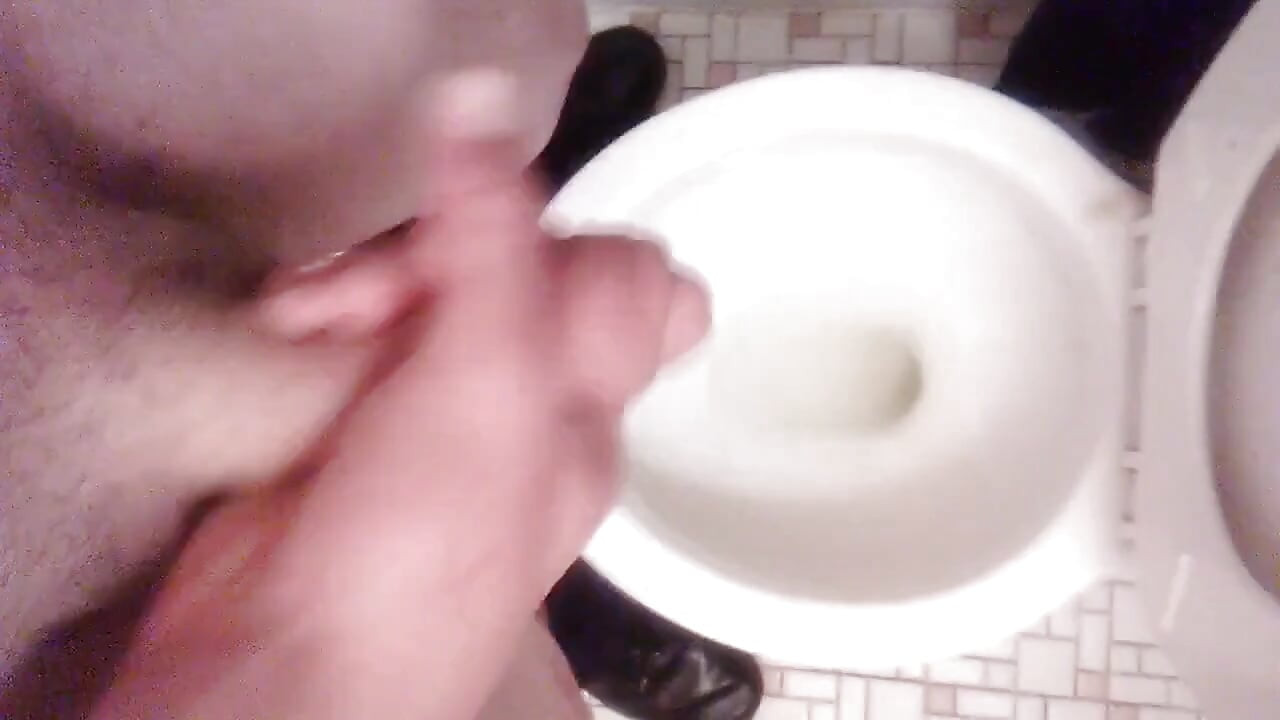 热辣的变性人女在我撒尿时玩弄自己