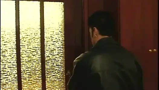 Sexy schlampen teilen sich den großen schwanz eines typen und schlucken sperma in der nähe des pools nach dem ficken