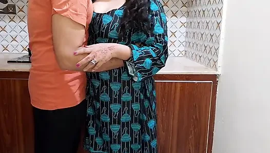 Desi bhabhi sedang memasak di dapur, suami pergi ke kantor kemudian devar ingin menyetubuhinya