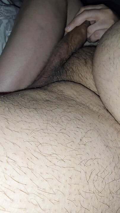 Stiefmutter hand rutscht langsam ab und berührt stiefsohn-schwanz vor