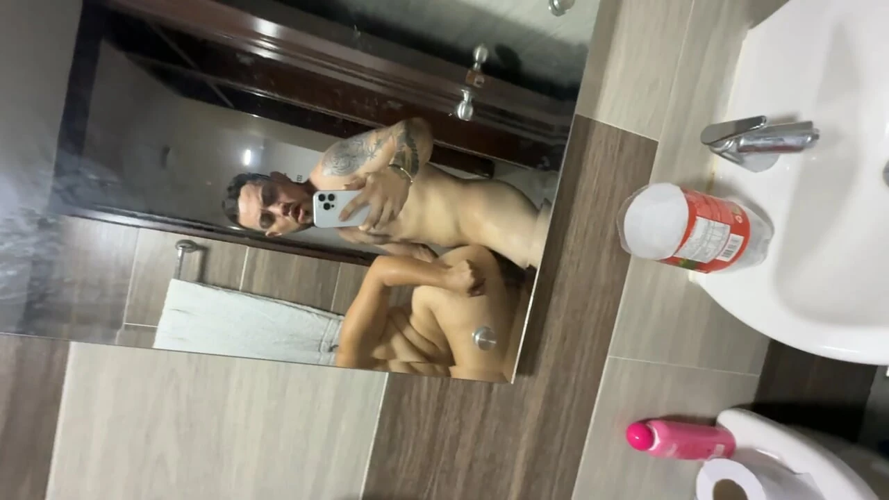 彼は継母が入浴している娼婦を覗き見しました。