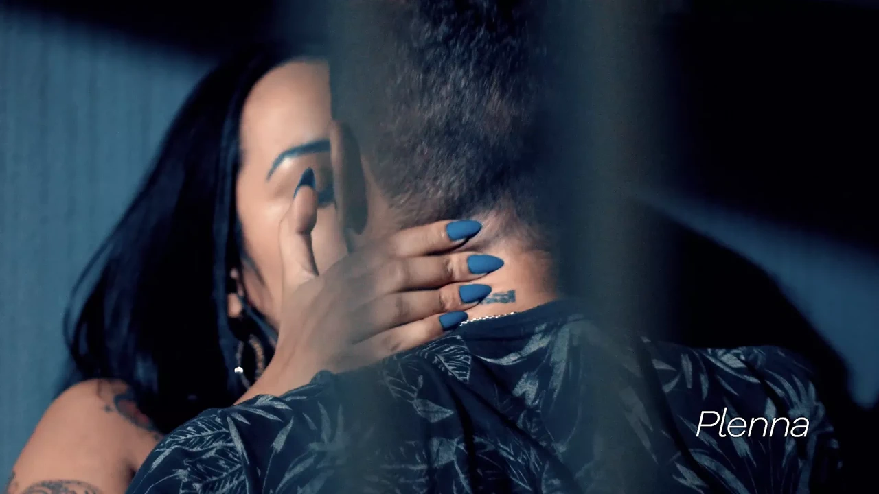 感到羞耻并决定独自享受乐趣