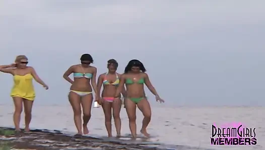 Tüm doğal üniversiteli kızlar bikinilerini çıkarıyor