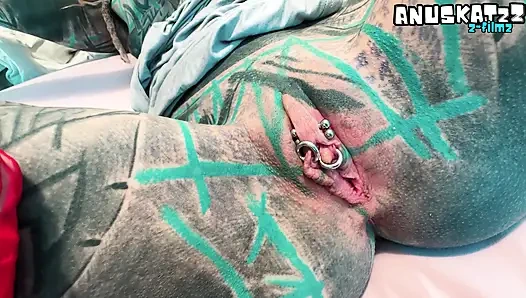 Seksi dreadhead dövmeli kız sikiliyor ve özel olarak dölleniyor
