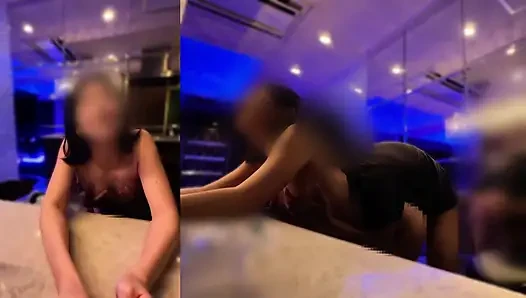 [Erster Sex mit bester Freundin in einer Bar nach Ladenschluss]