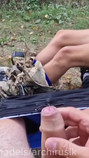 Nezaobilazan trenutak iz "Prolazni kreten na krstarenju dao je puno sperme iz svog velikog kurca. Vojni regrut"
