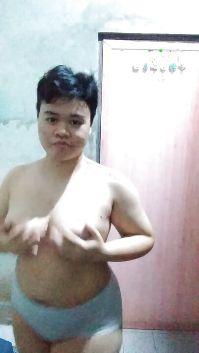 アジア系ティーンが夜中にシャワーを浴びるが、それが彼女の興奮をさらに強めてしまう