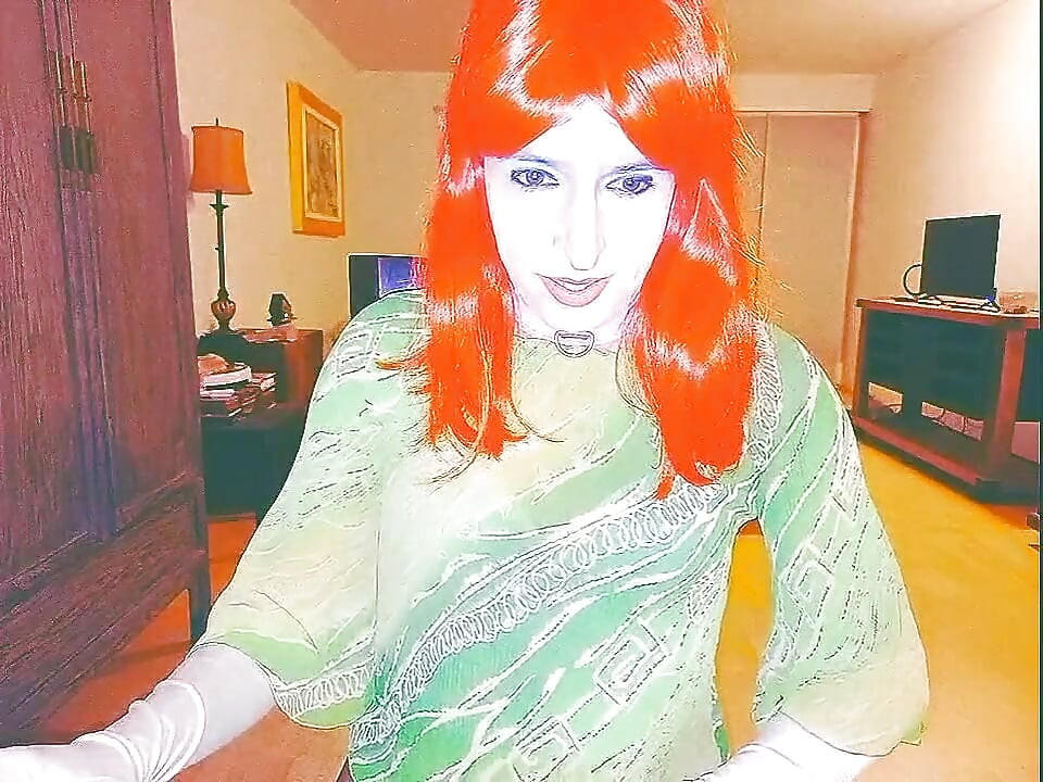Tammysissy się masturbuje i bawi się swoim moczem